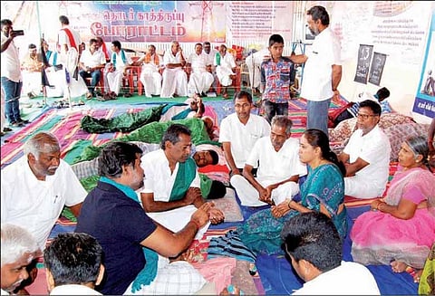 பல்லடம் அருகே தொடரும் போராட்டம், உண்ணாவிரதத்தில் 2 விவசாயிகள் மயங்கி விழுந்தனர்