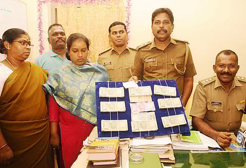 தனியார் வங்கி ஏ.டி.எம். மையத்தில் பணம் திருட்டு: பெங்களூரு பெண் கைது எந்திரம் திறந்து கிடந்ததாக வாக்குமூலம்