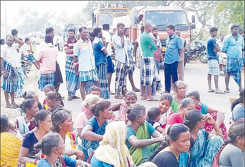 புயல் நிவாரண பொருட்கள் கேட்டு 4 இடங்களில் பொதுமக்கள் சாலை மறியல்