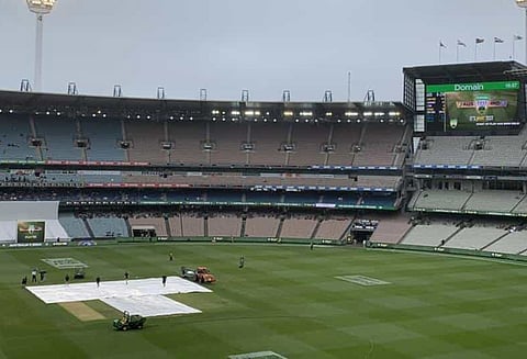 மெல்போர்ன் டெஸ்ட்; மழையால் ஆட்டம் தொடங்குவதில் பாதிப்பு