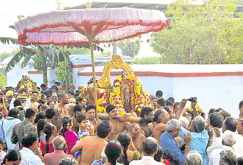 காஞ்சீபுரத்தில் வரதராஜ பெருமாள் வீதி உலா