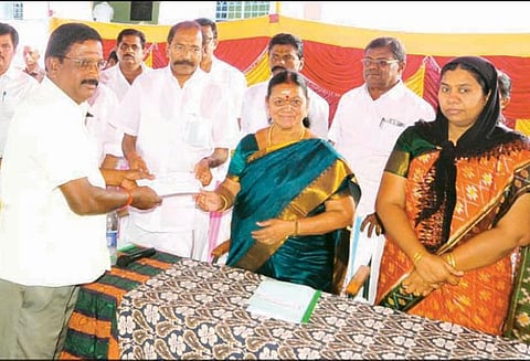 பழந்தின்னிப்பட்டிபுதூர் கிராமத்தில் ரூ.30 லட்சத்தில் கூட்டுறவு சங்கத்திற்கு புதிய கட்டிடம் அமைச்சர்கள் தங்கமணி, சரோஜா திறந்து வைத்தனர்