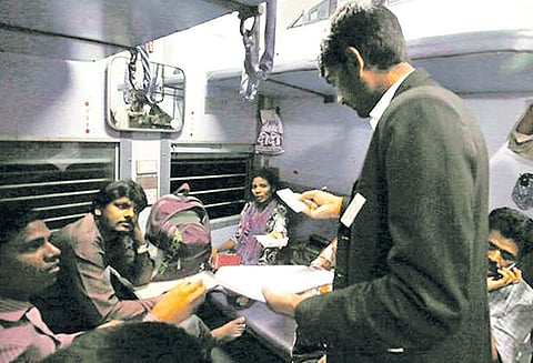 காகிதமில்லா சேவையில் புது முயற்சி டிக்கெட் பரிசோதகர்களுக்கு ‘டேப்-லெட்’ வழங்கும் புதிய திட்டம்