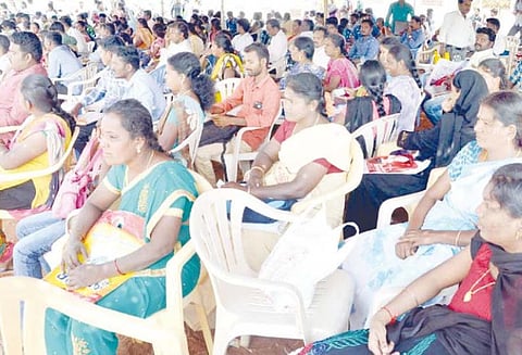 ரேஷன் கடை விற்பனையாளர் பணிக்கு குவிந்த பட்டதாரிகள்