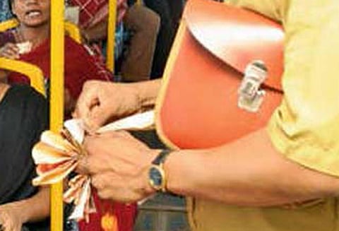 பயணிகளுக்கு சில்லரை வழங்க முடியவில்லை என கண்டக்டர்கள் புலம்பல்