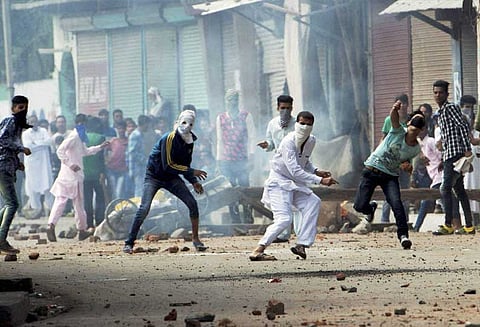 ஜம்மு காஷ்மீர்: கல் வீசியது தொடர்பாக 9,730 பேர் மீது போடப்பட்ட வழக்கை திரும்ப பெற மாநில அரசு ஒப்புதல்