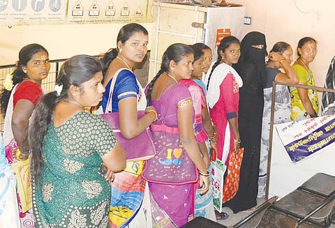 மானியவிலையில் ஸ்கூட்டர் வாங்குவதற்கு ஓட்டுனர் உரிமம்பெற 6 ஆயிரம் பெண்கள் விண்ணப்பம்