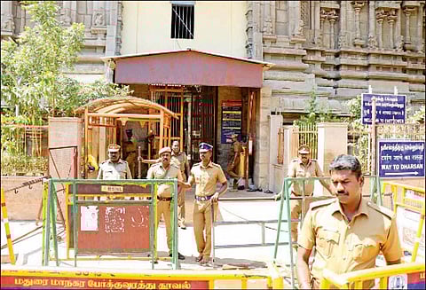 மீனாட்சி அம்மன் கோவில் தீ விபத்து: சேதமடைந்த பகுதிகளை என்ஜினீயர் குழுவினர் இன்று ஆய்வு