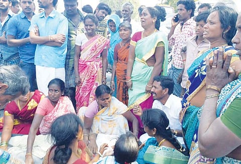 கார் மோதி விவசாயி பலி பிணத்துடன் உறவினர்கள் சாலைமறியல்