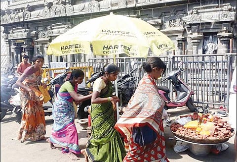 அருணாசலேஸ்வரர் கோவில் முன்பு பக்தர்களிடம் பணம் கேட்டு கைக்குழந்தையுடன் பெண்கள் தொந்தரவு