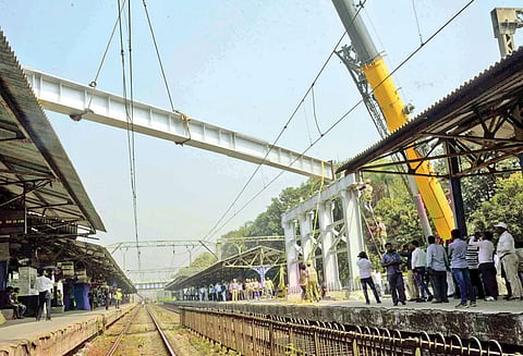 கரிரோடு, பரேல் ரெயில் நிலையங்களில் நடைமேம்பால பணி: ரெயில் சேவை பாதிப்பு; பயணிகள் கடும் அவதி