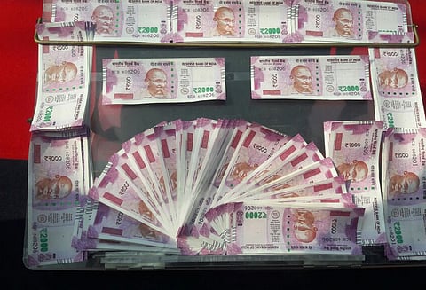 போலி 2000 ரூபாய் நோட்டுக்களை இந்திய எல்லைப் பாதுகாப்பு படை பறிமுதல் செய்தது