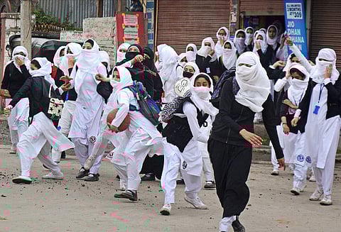 காஷ்மீர் பிரச்சனையை நாங்கள் மிகவும் சரியாக கையாள்கிறோம் அமித்ஷா சொல்கிறார்