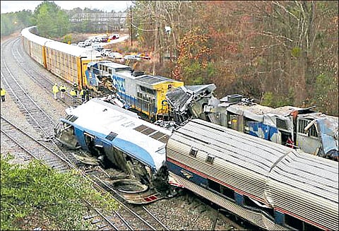 ரெயில்கள் நேருக்கு நேர் மோதல்; 2 பேர் பலி 100 பயணிகள் படுகாயம்