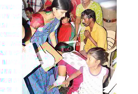 கணவர்-உறவினர்கள் அடித்து சித்ரவதை: காதல் திருமணம் செய்த பெண், கலெக்டரின் காலில் விழுந்து கதறல்