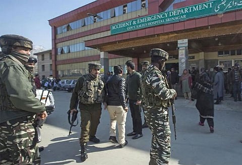 மருத்துவமனையில் பயங்கரவாதிகள் தாக்குதல்: பாக். பயங்கரவாதி தப்பி ஓட்டம், ஸ்ரீநகரில் ‘ரெட்’ அலார்ட்!