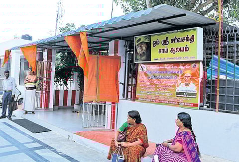 அரசு நிலத்தில் உள்ள கோவிலை 15 நாட்களுக்குள் இடிக்க வேண்டும்