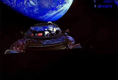 சக்திவாய்ந்த ராக்கெட் மூலம் விண்ணில் செலுத்தப்பட்ட முதல் கார்