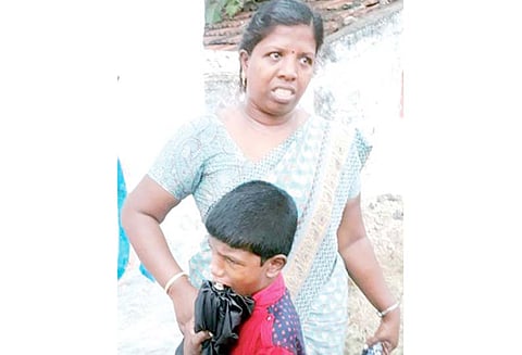 பெண்ணிடம் 5 பவுன் தங்கசங்கிலி பறிப்பு மோட்டார்சைக்கிளில் வந்த மர்ம ஆசாமிகள் கைவரிசை