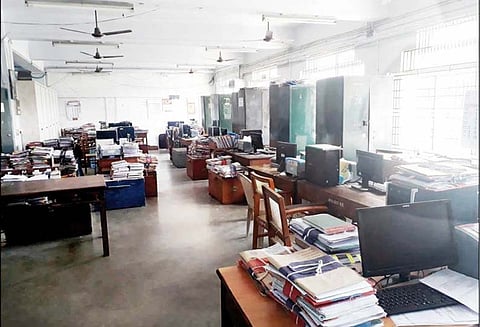 20 அம்ச கோரிக்கைகளை வலியுறுத்தி வருவாய்த்துறையினர் விடுப்பு எடுத்து போராட்டம்