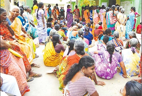 தா.பேட்டையில் ஒன்றிய அலுவலகத்தை தொழிலாளர்கள் முற்றுகையிட்டனர்