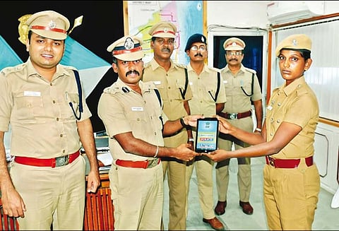 பாஸ்போர்ட் விசாரணையை விரைந்து முடிக்க நவீன கருவி நாகை மாவட்ட போலீசாருக்கு வழங்கினார்