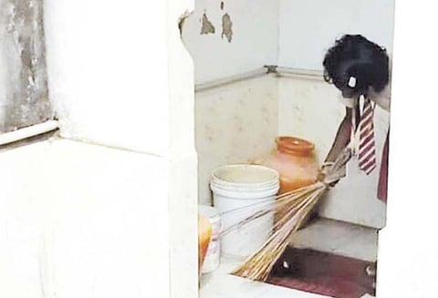 அரசு பள்ளியில் மாணவிகள் கழிவறையை சுத்தம் செய்ததால் பரபரப்பு