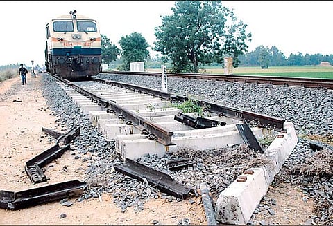 தடுப்புக்கட்டையில் மோதி சரக்கு ரெயில் என்ஜின் தடம் புரண்டது