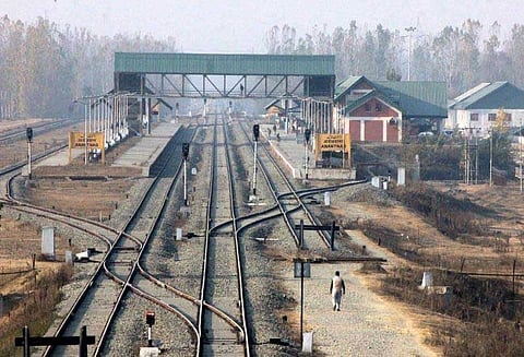 பாதுகாப்பு காரணங்களுக்காக காஷ்மீர் பள்ளத்தாக்கு பகுதிகளில் ரயில் சேவை தற்காலிகமாக நிறுத்தம்