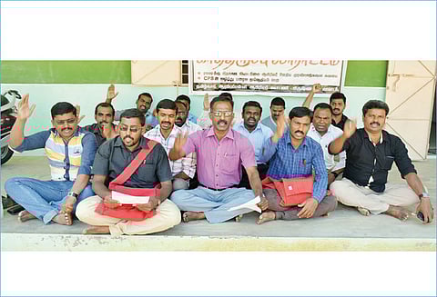 ஆரம்பப்பள்ளி ஆசிரியர் கூட்டணியினர் காத்திருப்பு போராட்டம்