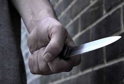 முதியவரை மிரட்டி நகை பறித்த 2 பேர் கைது