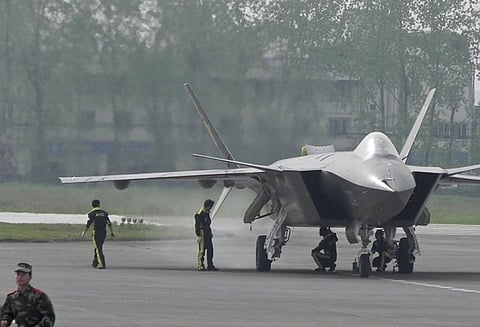 ரேடார் மூலம் கண்டறிய முடியாத அதி நவீன போர் விமானத்தை தனது கடற்படையில் இணைத்தது சீனா