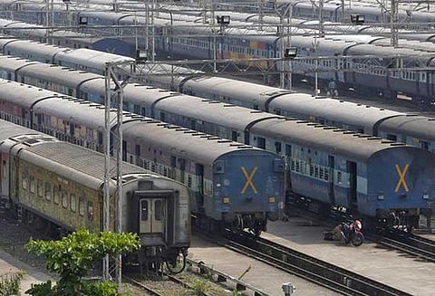 நீண்ட காலமாக விடுப்பில் உள்ள 13 ஆயிரம் பணியாளர்களை நீக்க இந்திய ரயில்வே முடிவு