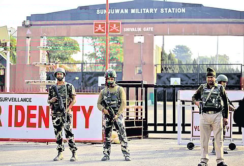 காஷ்மீர் ராணுவ முகாமுக்குள் நுழைந்து பயங்கரவாதிகள் தாக்கியதில் 2 அதிகாரிகள் சாவு