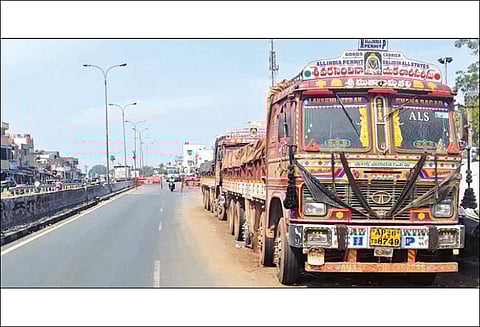 கும்மிடிப்பூண்டி அருகே நெடுஞ்சாலையில் நிறுத்தப்படும் மணல் லாரிகள் வாகன ஓட்டிகள் அவதி