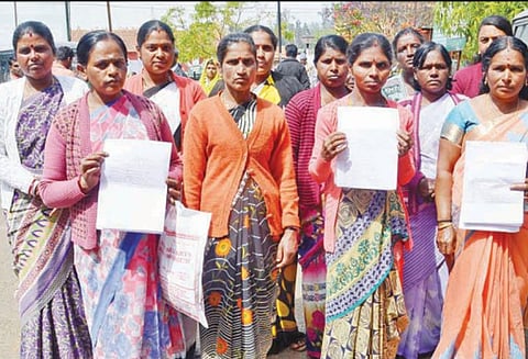 ஆடாசோலை பகுதியில் வீட்டு மனைப்பட்டா வழங்க வேண்டும் கலெக்டரிடம் பெண்கள் மனு