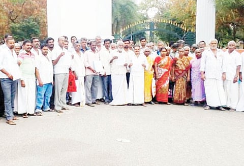 மானியத்துடன் கடன் வழங்க வேண்டும் குறைதீர்வு நாள் கூட்டத்தில் நெசவாளர்கள் கோரிக்கை