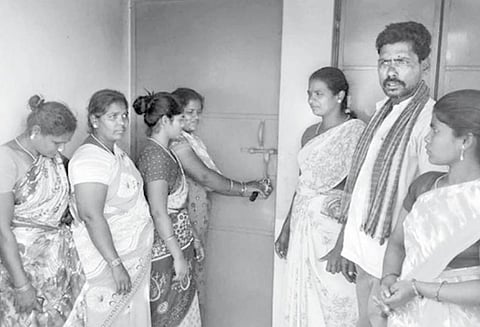 சத்துணவு கூடத்தை பொதுமக்கள் முற்றுகை பூட்டு போட்டு போராட்டத்தில் ஈடுபட்டதால் பரபரப்பு