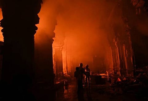 கோவில்களில் தீ விபத்தை தடுக்க ஆலய வளாகம் - மதில் சுவரையொட்டி உள்ள கடைகளை அகற்ற முடிவு