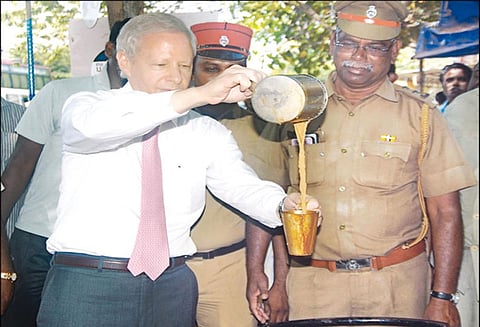 சாலையோர டீக்கடையில் டீ போட்ட அமெரிக்க தூதர்