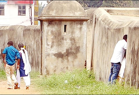 காதலர் தினத்தையொட்டி கன்னியாகுமரியில் குவிந்த காதல்ஜோடிகள்