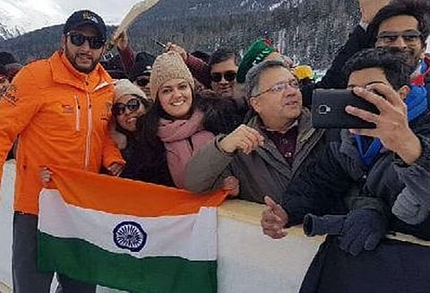 இந்திய தேசியக்கொடியை சரியாக பிடிக்குமாறு ரசிகையை கேட்டுக்கொண்டது ஏன்? அப்ரிடி விளக்கம்