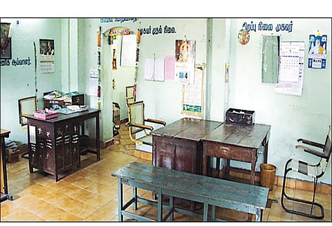 மாவட்டத்தில் மின்வாரிய ஊழியர்கள் ஒரு நாள் வேலை நிறுத்த போராட்டம் அலுவலகங்கள் வெறிச்சோடின