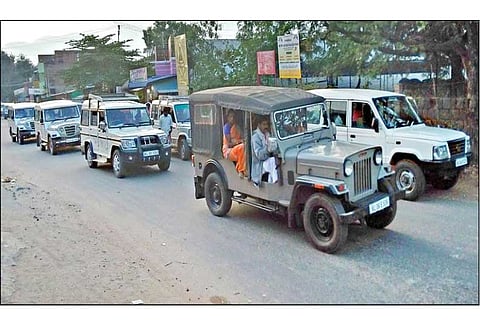 வேகமாக செல்லும் ஜீப்புகளால் விபத்து அபாயம் நடவடிக்கை எடுக்க பொதுமக்கள் கோரிக்கை