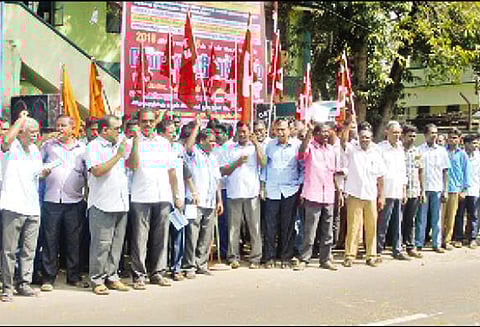 மின்வாரிய ஊழியர்கள் வேலைநிறுத்தம் ஆர்ப்பாட்டத்திலும் ஈடுபட்டனர்