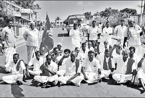 பயிர்க்காப்பீட்டு தொகை வழங்கக்கோரி விவசாயிகள் சாலைமறியல்