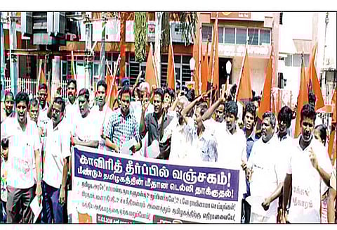 காவிரி நதிநீர் பங்கீடு தீர்ப்பு எதிரொலி:விழுப்புரம் தபால் நிலையத்தை மக்கள் அதிகாரம் அமைப்பினர் முற்றுகை