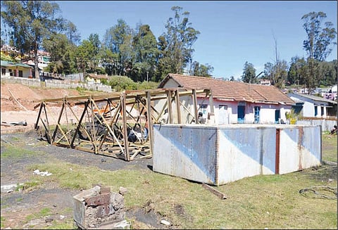 ஊட்டியில் நீராவி என்ஜின்களுக்கு தண்ணீர் நிரப்பும் நூற்றாண்டு பழமை வாய்ந்த நீர்தேக்க தொட்டி கீழே விழுந்தது