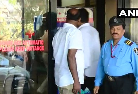 விடுதியில் தாக்குதல்; மருத்துவமனையில் மிரட்டல்: கர்நாடக காங்கிரஸ் நிர்வாகி மற்றும் 10 பேர் மீது எப்.ஐ.ஆர். பதிவு