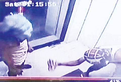 ஏ.டி.எம். மையத்தில் கொள்ளை முயற்சி: கண்காணிப்பு கேமராவில் சிக்கிய கொள்ளையர்கள் உருவம்